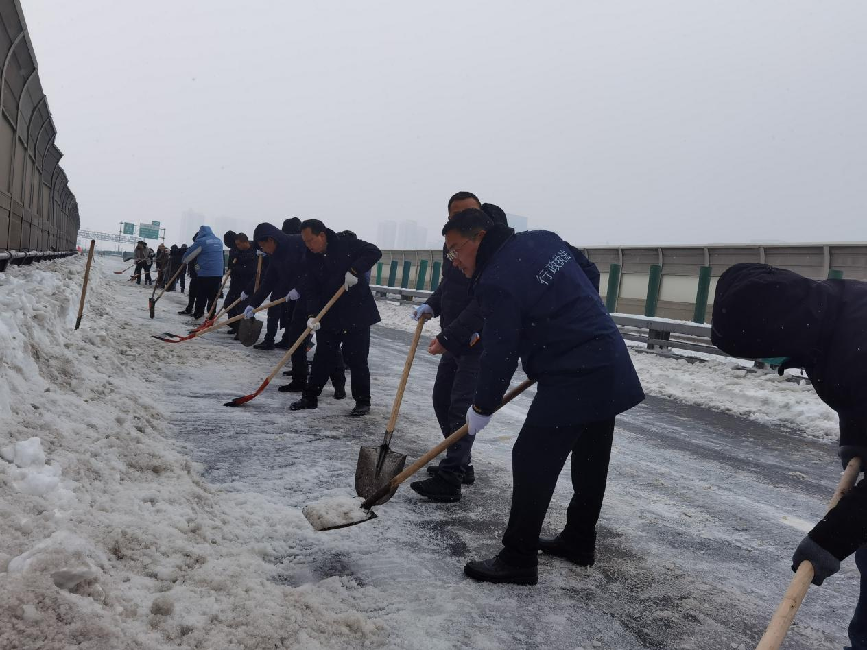 环保铁军闻令而动除雪破冰力保畅通